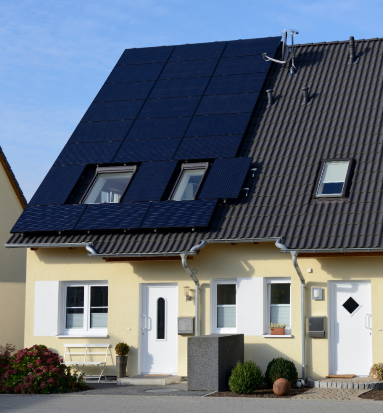 Wohnhaus Ein modernes Doppelhaus mit einem Photovoltaik Anlage und gepflegtem Vorgarten.