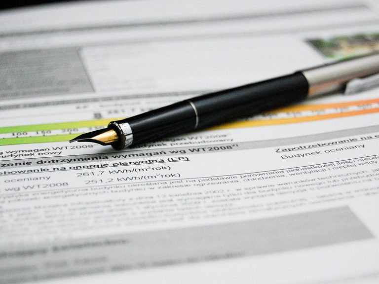 Energieausweis Beispiel eines Energieausweises auf welchem ein Stift liegt.